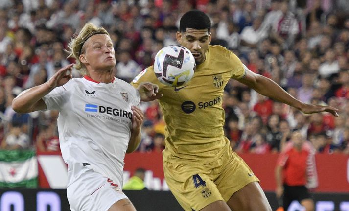 Ronald Araújo í baráttunni við hinn danska Kasper Dolberg, leikmann Sevilla.