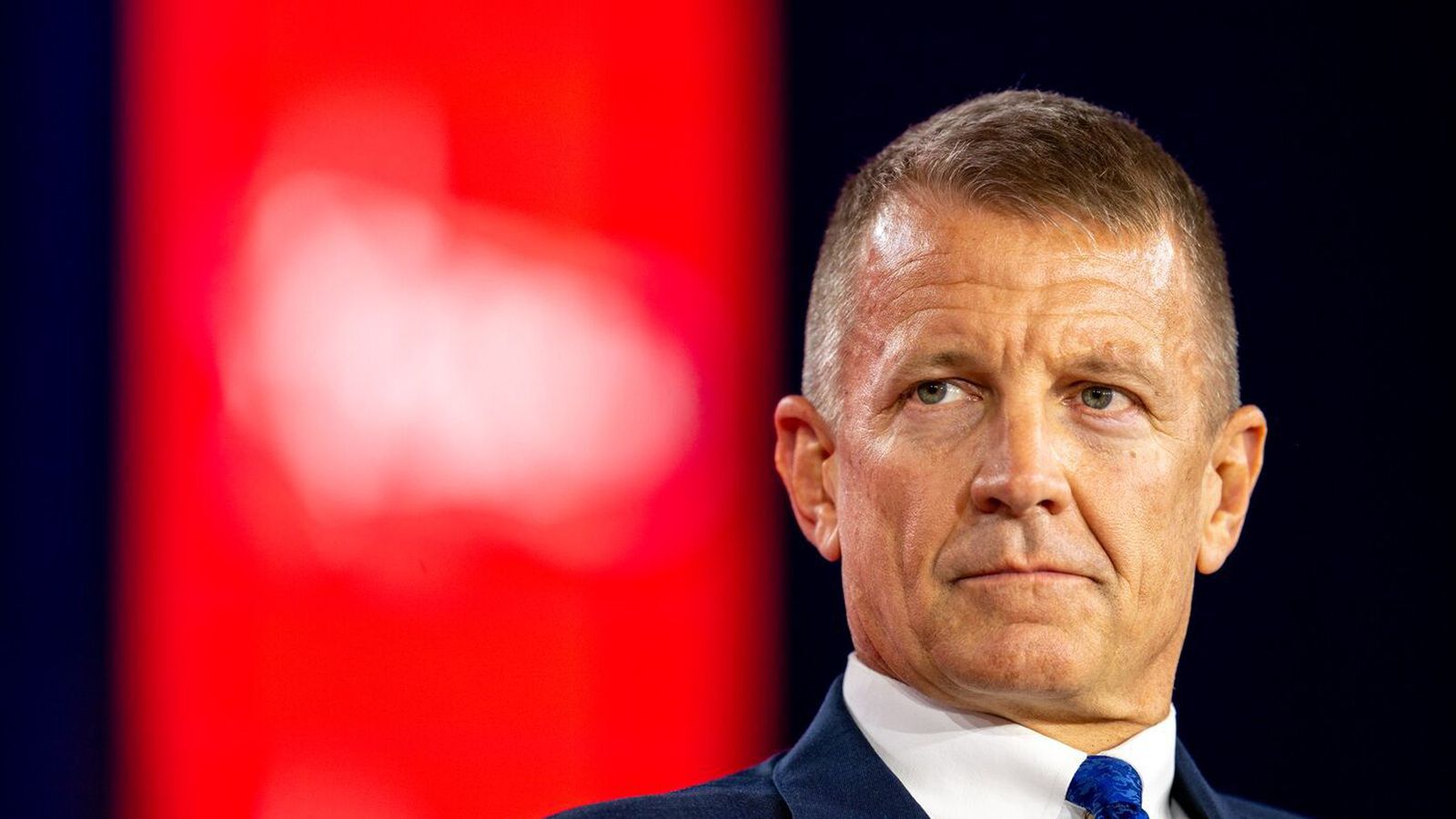Um­sátur opin­berar skuggastríð mála­liða