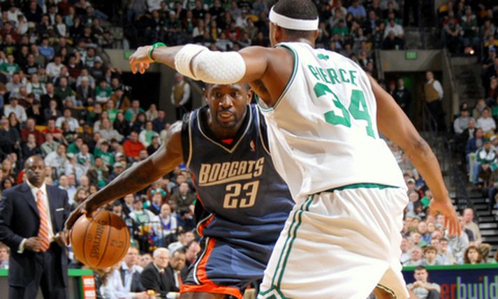 Paul Pierce reynir að verjast Jason Richardson.