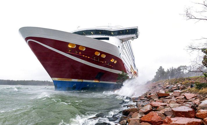Viking Grace strandað í sjávarmálinu við Maríuhöfn í gær.