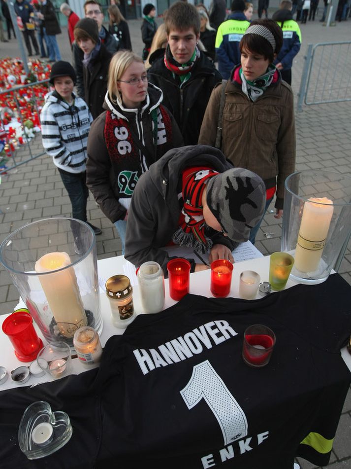 Stuðningsmenn Hannover minnast hér Robert Enke í fyrra.