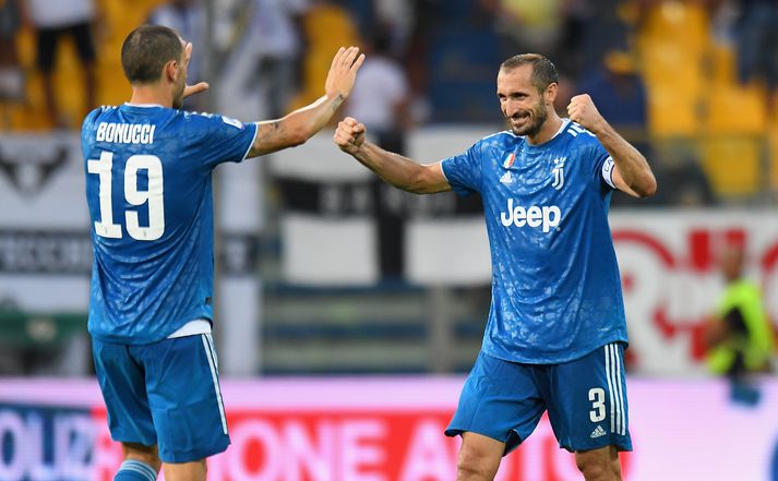 Chiellini fagnar með Leonardo Bonucci.