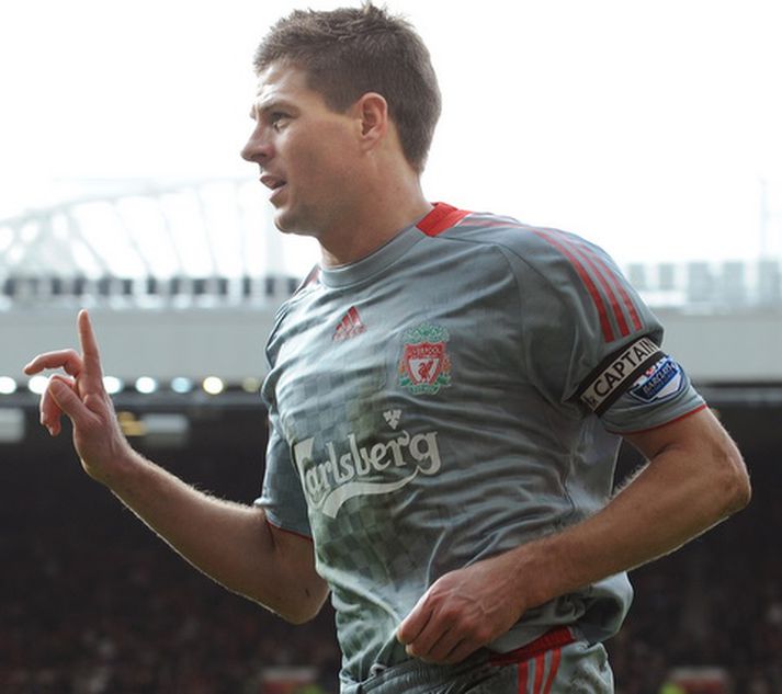 Steven Gerrard, fyrirliði Liverpool, fagnar marki sínu í dag.