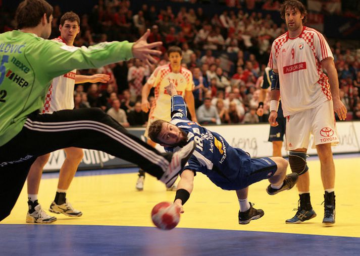 Róbert Gunnarsson skorar hér glæsilegt mark í leiknum.