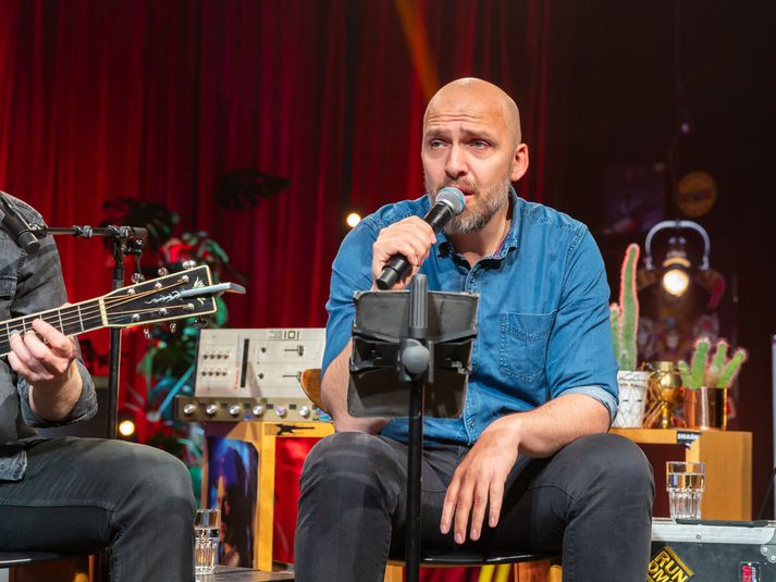 Sverrir Bergmann, tónlistarmaður og varaþingmaður Samfylkingarinnar, hvatti stjórnmálaflokka til að afla nauðsynlegra leyfa fyrir notkun tónlistar í pólitísku kynningarefni.