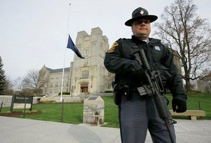 Morðinginn skaut 170 skotum á níu mínútum.