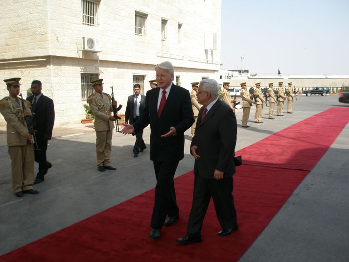 Mahmoud Abbas tekur á móti forseta Íslands í höfuðstöðvum Palestínustjórnarinnar í Ramallah 3. september 2008 að viðstöddum heiðursverði.