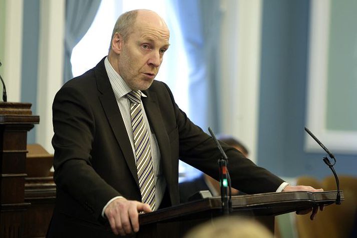 Fjármálaráðherra Í fjárlögum forvera Steingríms J. Sigfússonar var reiknað með að Seðlabankinn ætti eignir að verðmæti 300 milljarðar, sem yrðu nýttar til að endurfjármagna bankana. Það verðmat stóðst ekki og í fjáraukalagafrumvarpi Steingríms er gert ráð fyrir 300 milljarða lántökum til bankanna.Fréttablaðið/heiða