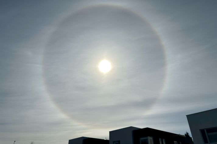 Sólarbaugurinn var glæsilegur fyrr í dag. Regnbogalitaði boginn efst er stundum kallaður sólbros.