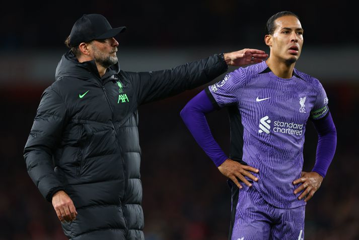 Jürgen Klopp, knattspyrnustjóri Liverpool, hughreystir hér Virgil van Dijk eftir leikinn.