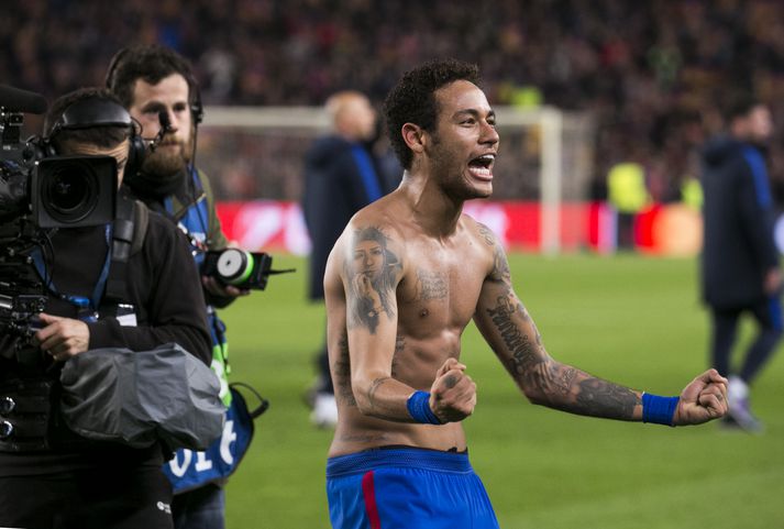Neymar fagnar eftir frægan sigur Barcelona á Paris Saint-Germain fyrir tveimur árum.