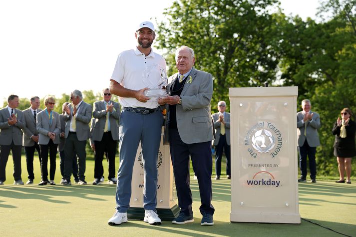 Jack Nicklaus afhendir Scheffler verðlaunagripinn.