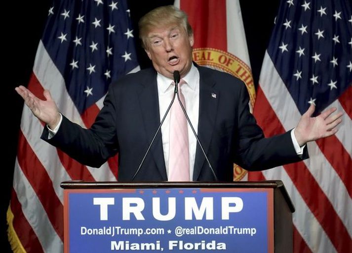 "Þegar maður hélt að þetta gæti ekki versnað,“ er haft eftir Hillary Clinton þegar hún var spurð álits á þessari afstöðu Trump.