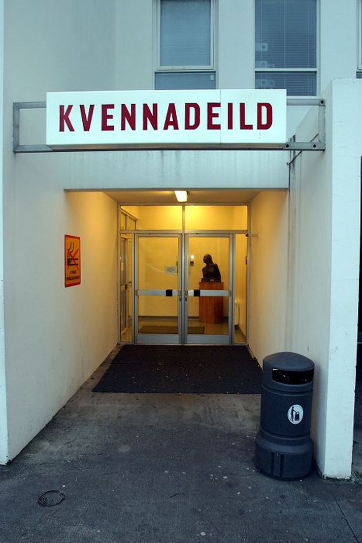 Í klínískum leiðbeiningum Landspítala um heimilisofbeldi frá nóvember 2012 kemur fram að það er ekki lagaleg skylda heilbrigðisstarfsfólks að kæra eða láta lögreglu vita af ofbeldi í nánum samböndum. Þolandinn verði sjálfur að taka ákvörðun um að stíga slíkt skref.