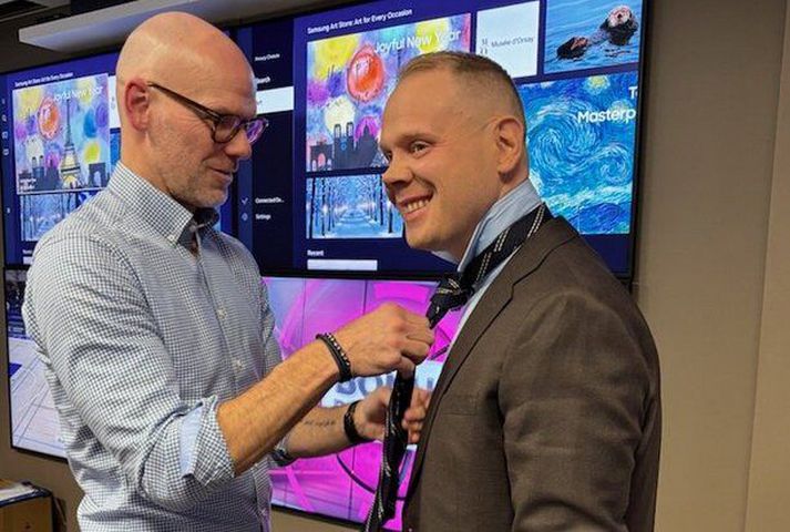 Hermann Hauksson gerir þáttarstjórnandann Stefán Árna Pálsson kláran fyrir þátt.