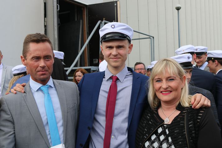 Guðjón Ari ásamt foreldrum sínum þeim Elínu og Loga.