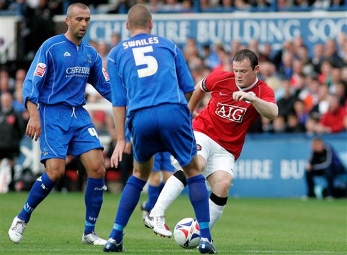 Wayne Rooney, leikur á Danny Swailes og David Morley fyrirliða Macclesfield.