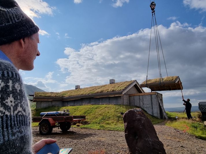 Páll fylgist með því þegar þak á hluta hússins var aftur komið fyrir á sinn stað á fimmta tímanum. Þakhlutinn var tekinn af í gær.