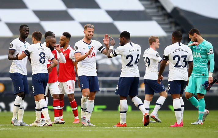 Leikmenn Tottenham fagna sigurmarki Alderweireld í dag.