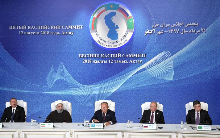 Ilham Aliyev, forseti Aserbaídsjans, Hass­am Rouhani, forseti Írans, Nursultan Nazarbayev, forseti Kasakstans, Vladímír Pútín, forseti Rússlands, og Gubanguly Berdimuhamedow, forseti Túrkmenistans, við undirritun samkomulagsins um Kaspíahaf sem fram fór í kas­aska bænum Aktau í gær.