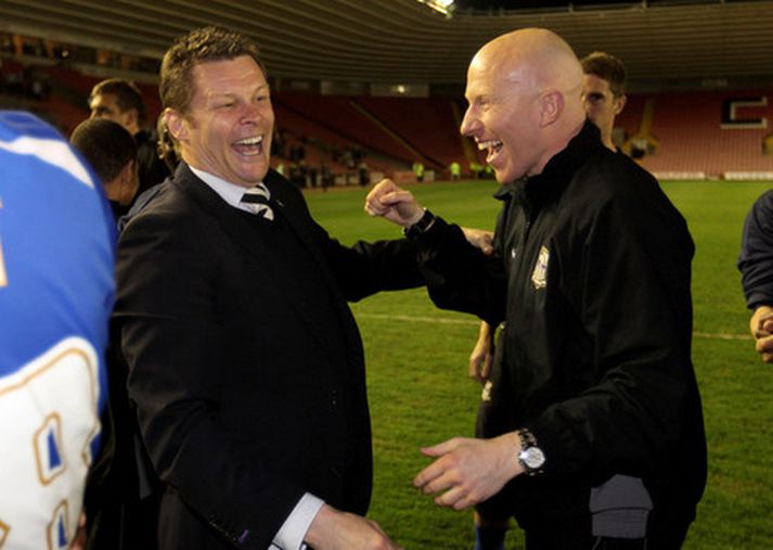 Steve Cotterill, til hægri, fagnar sigrinum í gær.