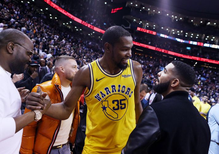 Kevin Durant komst í 50 stiga klúbbinn í nótt. Hér er hann með tónlistarmanninum Drake eftir leikinn.