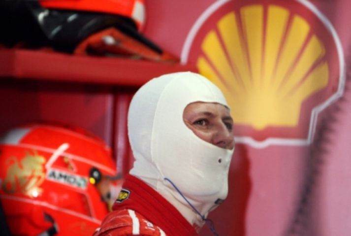 Merki Shell aftan við formúlukappann Michael Schumacher.