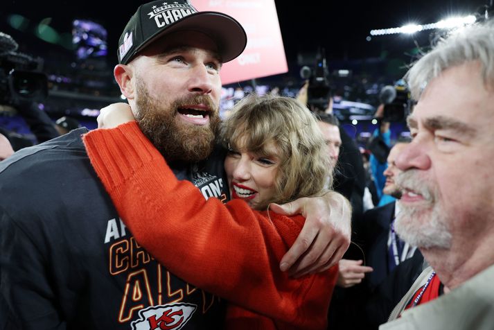 Travis Kelce og Taylor Swift fagna saman eftir leikinn.