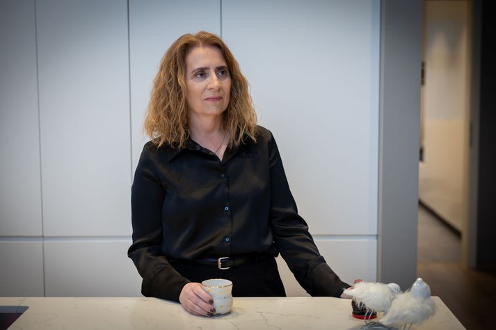 Það má segja að athafnakonan, kerfisfræðingurinn og rithöfundurinn Þóra Sveinsdóttir hafi nánast gert allan fjandann eftir að hún greindist með Parkinson 49 ára. MBA nám, gefið glæpasögur, ferðast um heiminn og margt fleira. Enda ætlar hún að sigrast á þessum óþolandi djöfli sem eltir hana út um allt; Parkinson.