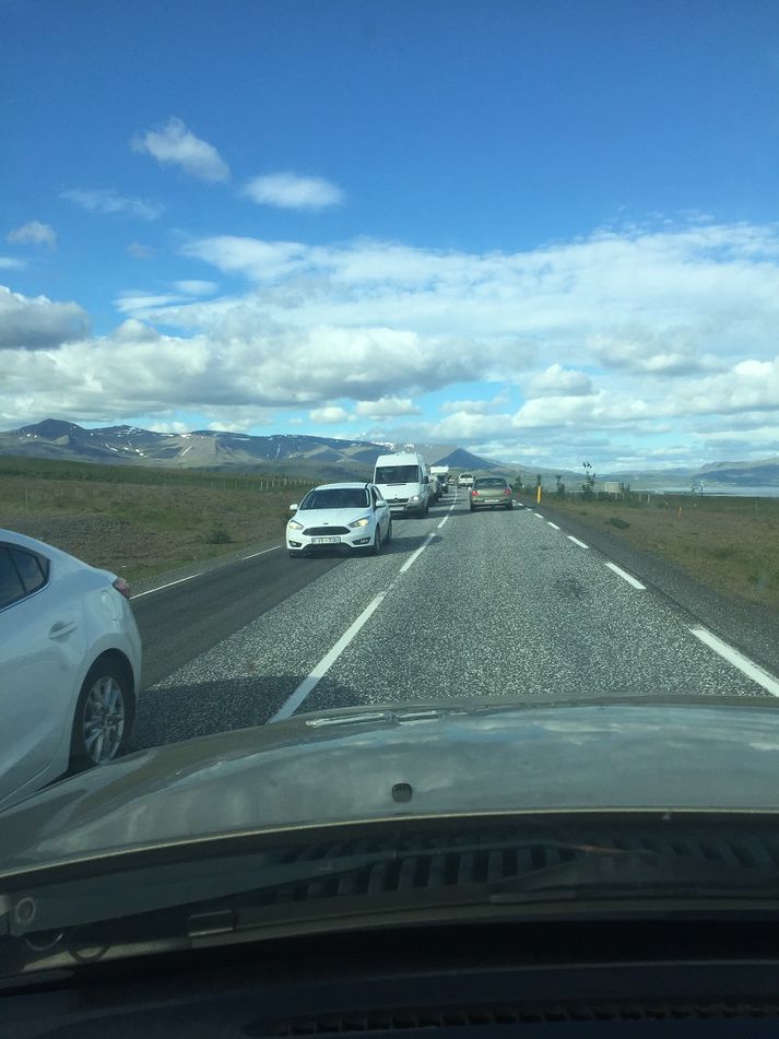 Myndin er tekin úr bíl á leið norður Vesturlandsveg en á henni sést bílaröðin á leið suður til Reykjavíkur.