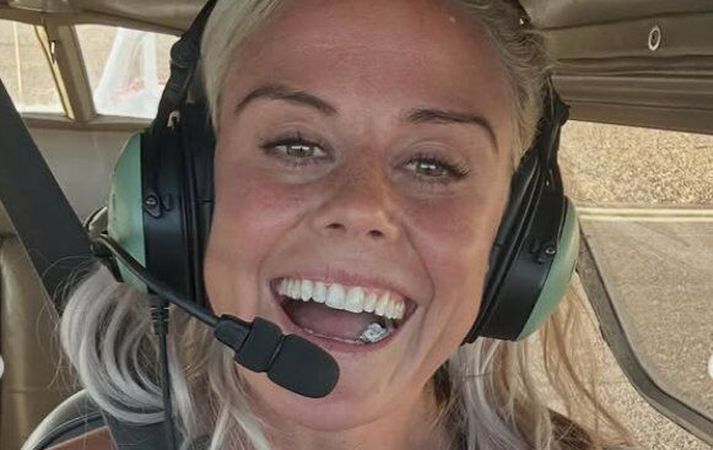 Sara Sigmundsdóttir er mikil áhugakona um flug og fékk líka að fljúga í sólarlaginu í Arizona.