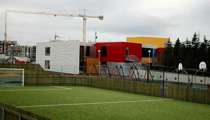 Skólalóð í Garðabæ. Börnum var ekið úr Ásahverfi og Sjálandshverfi í og úr Sjálandsskóla í átta vikur í haust.