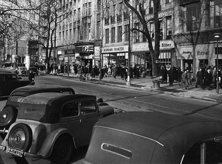 Myndin sýnir götur í Düsseldorf á fjórða áratug síðustu aldar.