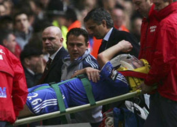 John Terry var með meðvitund þegar hann var borinn af velli gegn Arsenal, en hann man samt sem áður ekkert eftir því.