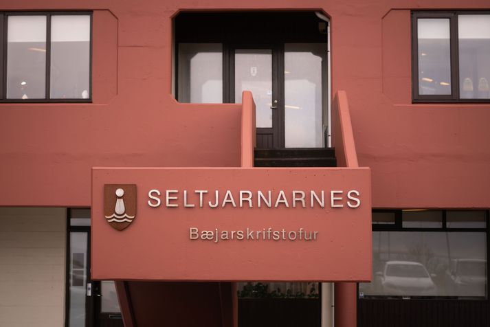Húsnæðið hefur verið nýtt undir bæjarskrifstofurnar síðan 1986. 