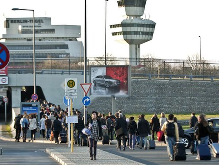 Farþegar snúa aftur að Tegel eftir að hann opnaði. Mynd/ AFP