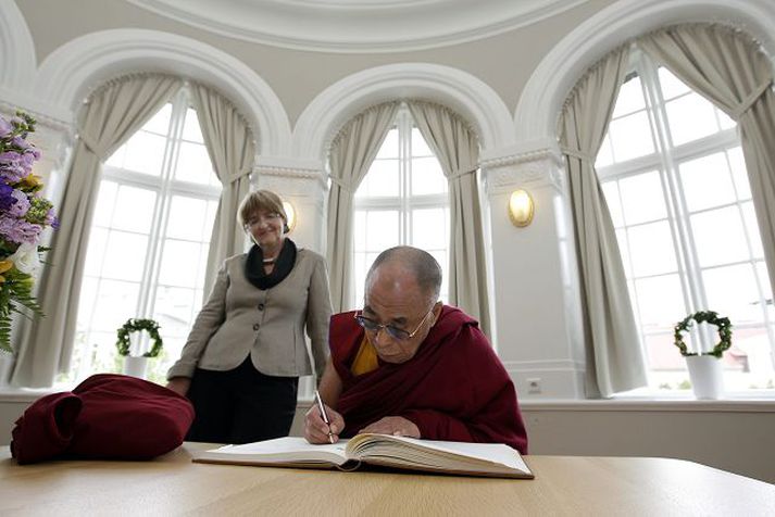 Í þinghúsinu Dalai Lama heimsótti meðal annars Alþingi í gær í boði Ástu R. Jóhannesdóttur þingforseta og utanríkismálanefndar þingsins.Fréttablaðið/vilhelm