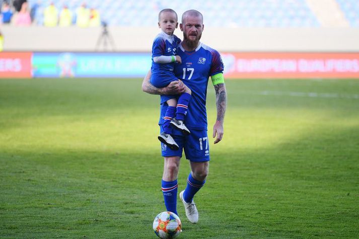  Aron Einar Gunnarsson með son sinn eftir einn landsleikinn á Laugardalsvelli.