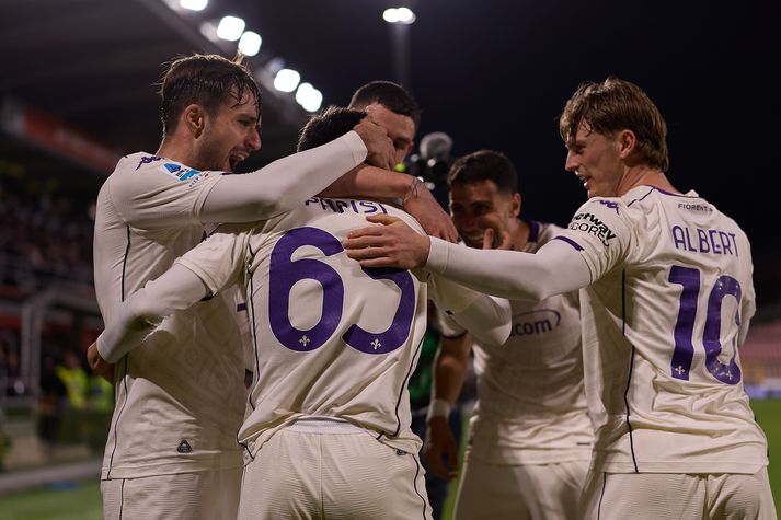 Albert Guðmundsson fagnar hér marki Fabiano Parisi með félögum sínum í Fiorentina.