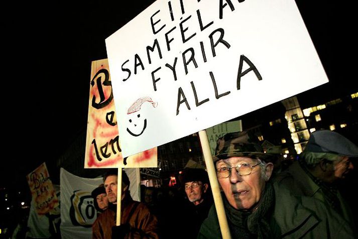 Öryrkjar og eldri borgarar fyrir utan Alþingi. Fjölmenni var á Austurvelli í gær og mörg kröfuspjöld á lofti.
