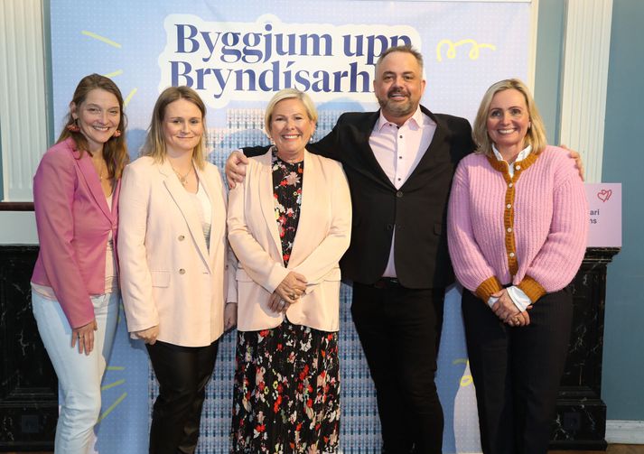 Dóra Guðrún Guðmundsdóttir, Halla Tómasdóttir forseti Íslands og Guðrún Inga Sívertsen skólastjóri Verslunarskóla Íslands. ásamt Iðunni Eiríksdóttur og Birgi Karli Óskarssyni, foreldrum Bryndísar Klöru.
