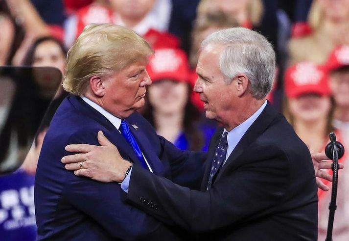 Ron Johnson (t.h.) er á meðal einörðustu stuðningsmann Trump forseta (t.v) í öldungadeild Bandaríkjaþings. Hann stýrir einnig heimavarnanefnd öldungadeildarinnar sem rannsakar nú ásakanir Trump og bandamanna hans á hendur Biden-feðgunum.