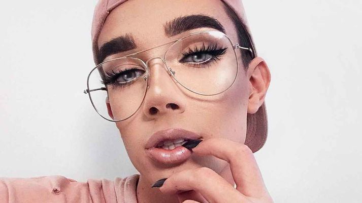 James Charles er fyrsta karlkynsandlit Cover Girl, þökk sé Instagram.