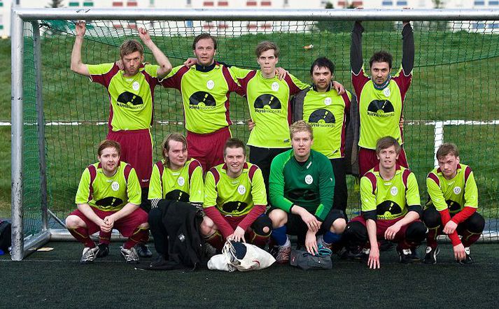 Hluti leikmanna KF Mjaðmar í góðum gír. Skemmtunin Bjúddarinn verður haldin á Faktorý í kvöld.