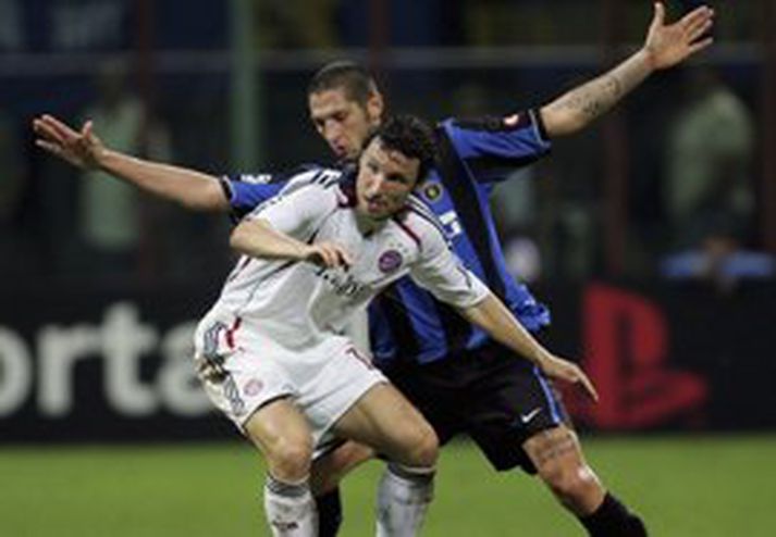 Mark van Bommel og Marco Materazzi eigast hér við í leik Inter og Bayern í gær