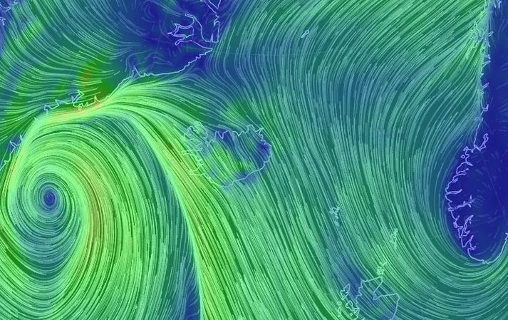 Lægð gengur nú yfir landið en hún náði hámarki í morgun.