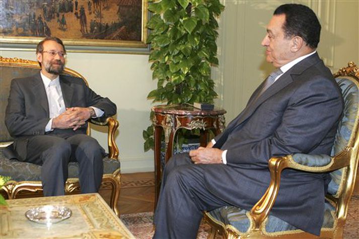 Ari Larijani, helsti samningamaður Írana í kjarnorkudeilunni (t.v.), á fundi með Hosni Mubarak, Egyptalandsforseta, í gær.