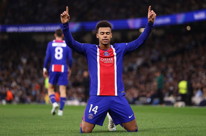 Desire Doue átti ríkan þátt í sigri PSG og fagnar hér marki sínu gegn Manchester City.