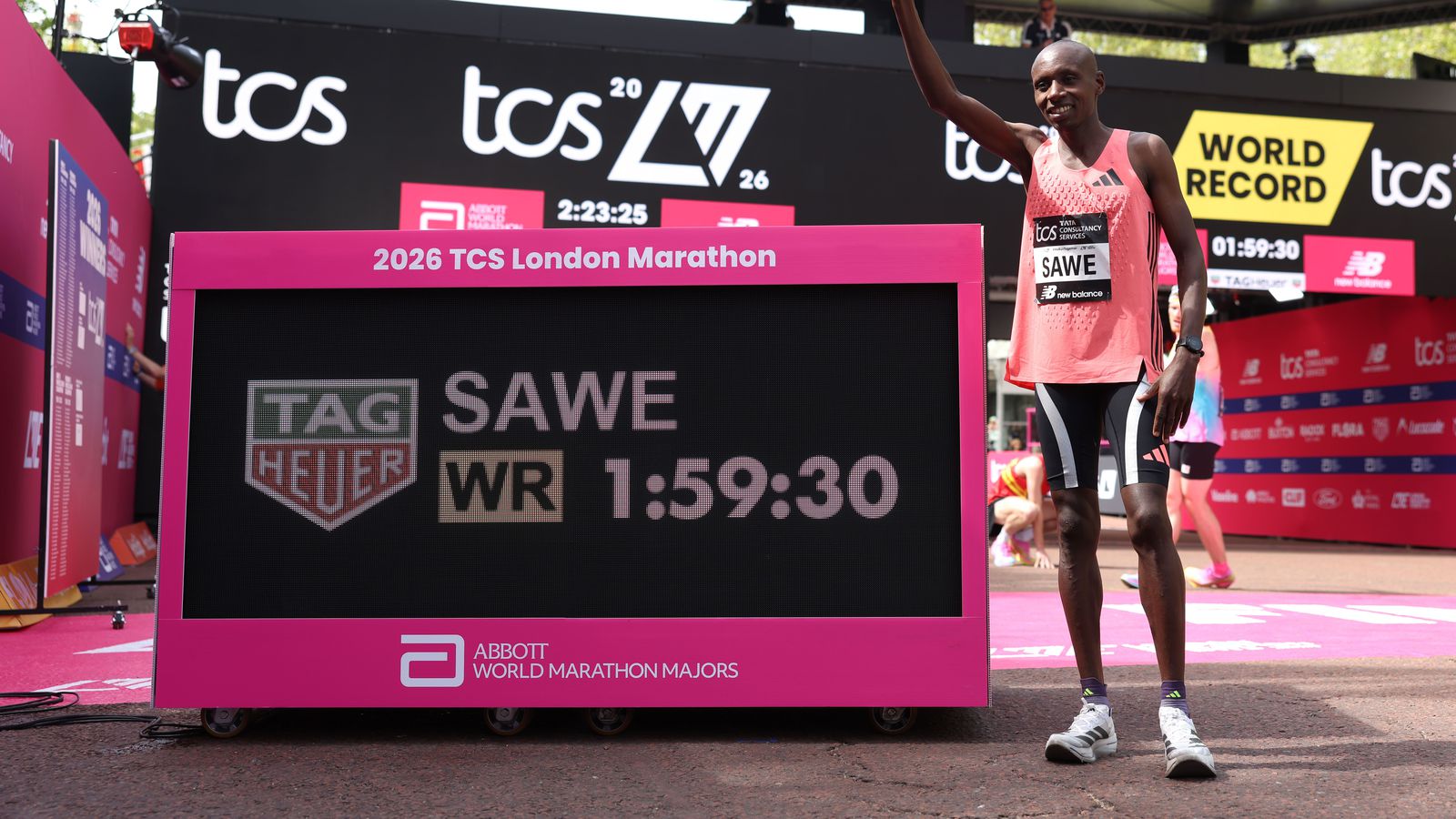 Fyrstur til að hlaupa mara­þon á undir tveimur klukku­stundum