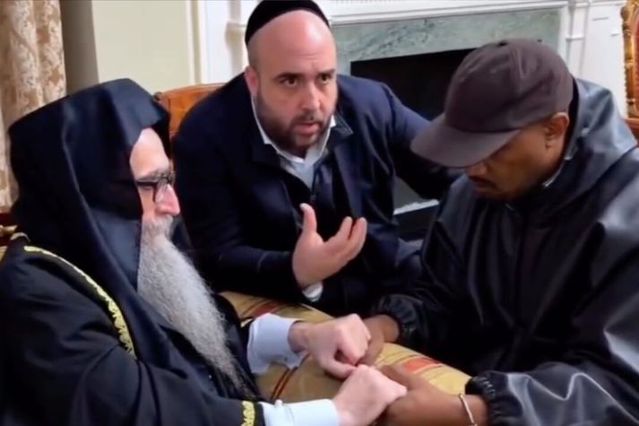 Kanye West ásamt Pinto rabbína og túlki sem miðlaði málum.